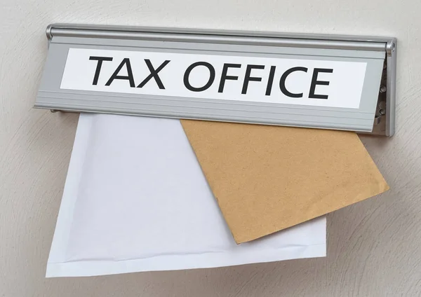 Dopisní box s popiskem daňová kancelář — Stock fotografie
