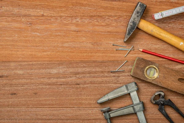 Herramientas sobre fondo de madera con espacio para copiar —  Fotos de Stock