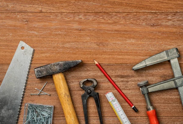 Tools op een houten achtergrond met kopie ruimte — Stockfoto