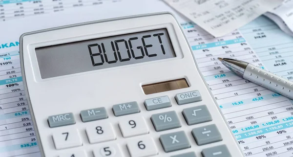 Une calculatrice avec le mot Budget sur l'écran — Photo
