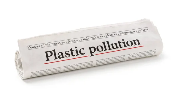 Válcované noviny s titulek znečištění z plastů — Stock fotografie
