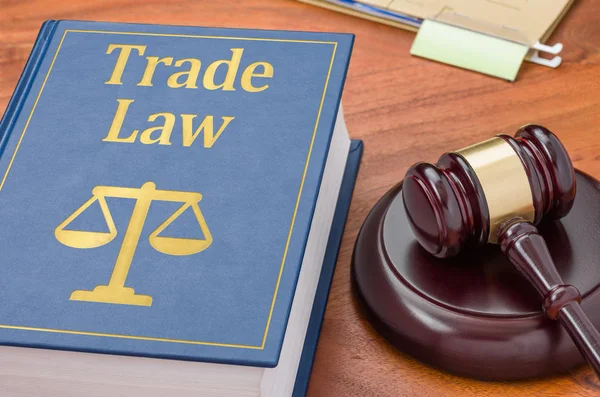 Een wet boek met een Gavel-handelsrecht — Stockfoto