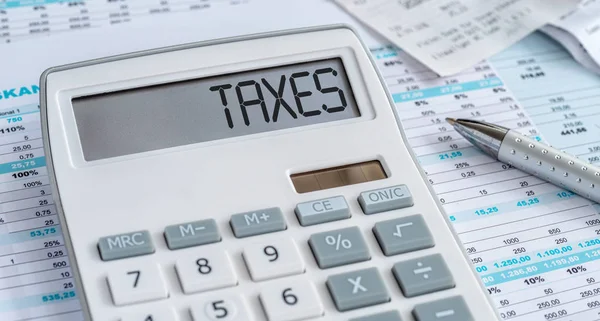 Kalkulačka se slovem daně na displeji — Stock fotografie