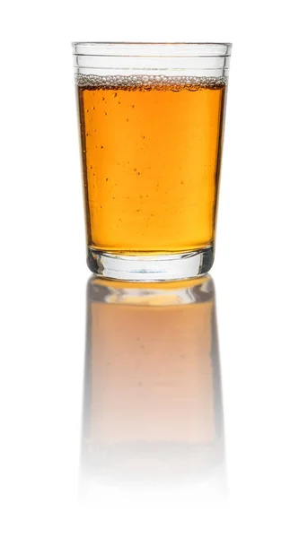 Ett glas med iste på vit bakgrund — Stockfoto