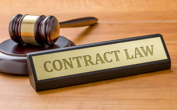 A gavel and a name plate with the engraving Contract law — Stock Photo, Image
