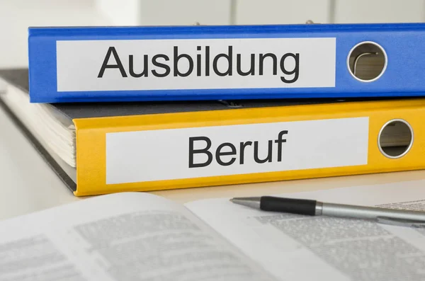 Foldery z niemiecką etykietą Ausbildung und Beruf - Szkolenie — Zdjęcie stockowe