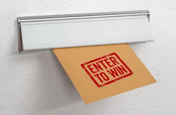 Uma carta carimbada Enter para ganhar em um slot de correio — Fotografia de Stock
