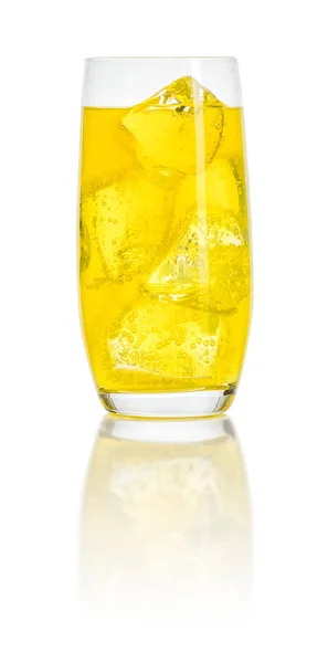 Ein orangefarbenes Softgetränk mit Eiswürfeln — Stockfoto