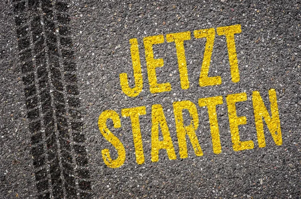 Lane con la traduzione tedesca di Start ora - Jetzt starten — Foto Stock