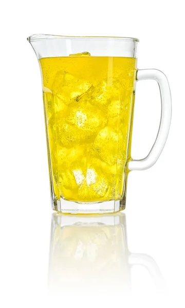 Une boisson gazeuse orange avec des glaçons dans un pichet — Photo