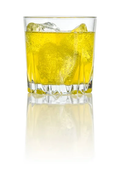 Um refrigerante laranja com cubos de gelo — Fotografia de Stock
