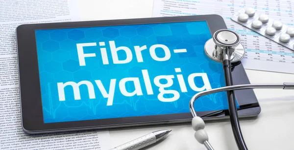 Slovo Fibromyalgia na displeji tabletu — Stock fotografie