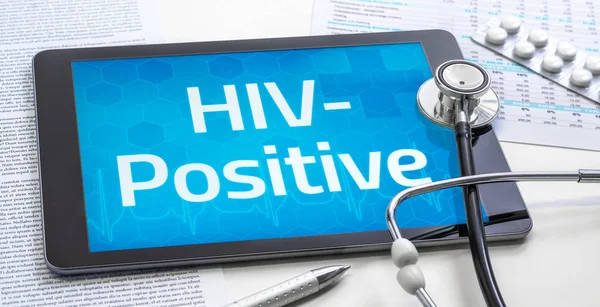 Le mot VIH-Positif sur l'écran d'un comprimé — Photo