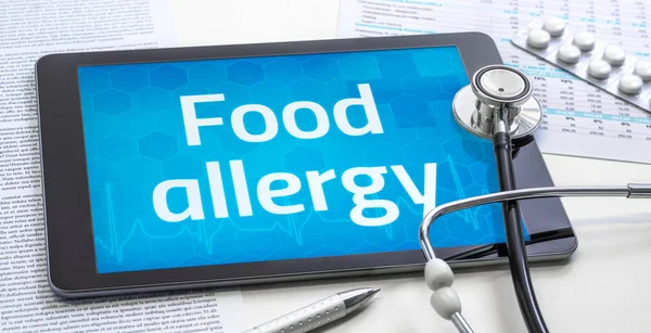 태블릿의 디스플레이에 식품 알레르기라는 단어 — 스톡 사진
