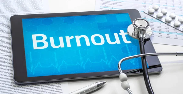 Das Wort Burnout auf dem Display eines Tablets — Stockfoto