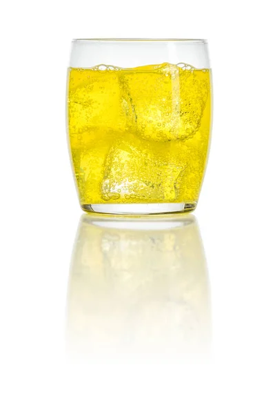 Un refresco naranja con cubitos de hielo —  Fotos de Stock