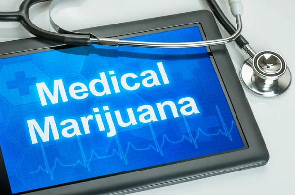 Tableta con el texto Marihuana medicinal la pantalla — Foto de Stock