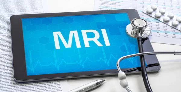 Das Wort mri auf dem Display eines Tablets — Stockfoto