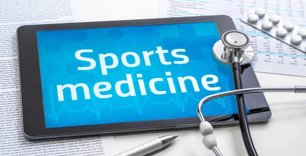 Słowo Medycyna sportowa na wyświetlaczu tabletu — Zdjęcie stockowe