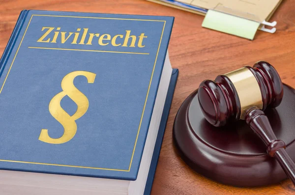 Ein Gesetzbuch mit Hammer - deutsche Übersetzung des Bürgerlichen Gesetzbuches -ziv — Stockfoto
