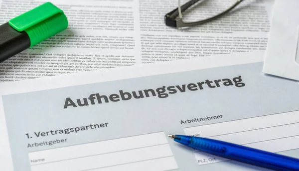 A Cancellation agreement with a pen on a desk - Aufhebungsvertra — Stock Photo, Image