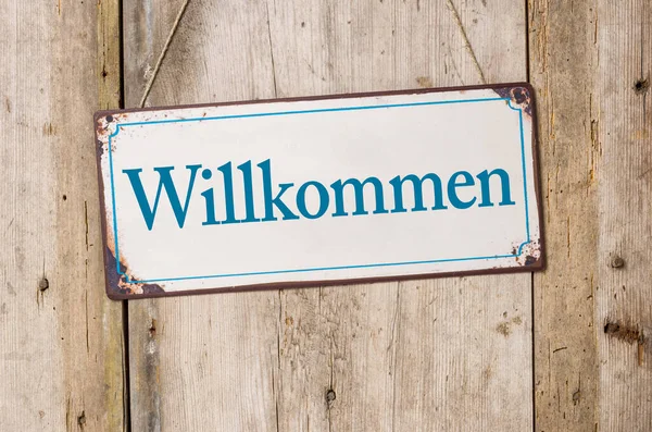 Starý Kovový Nápis Před Venkovskou Dřevěnou Zdí Vítejte Willkommen German — Stock fotografie