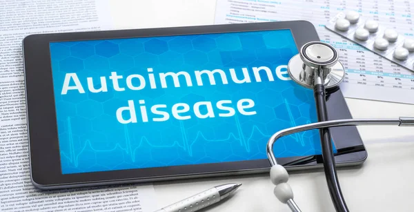 Das Wort Autoimmunerkrankung Auf Dem Display Einer Tablette — Stockfoto