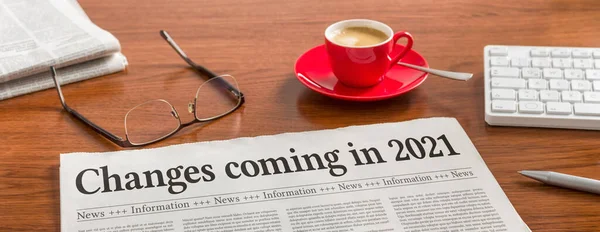 Ahşap Bir Masanın Üzerinde Bir Gazete Değişiklikler 2021 Yılında Geliyor — Stok fotoğraf