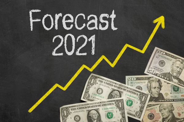 带有货币的黑板上的文本 2021年预测 — 图库照片