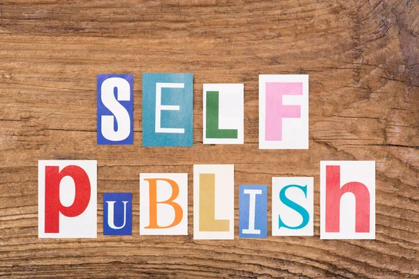 Фраза Self Publish Вырезанных Журнальных Письмах Деревянном Фоне — стоковое фото