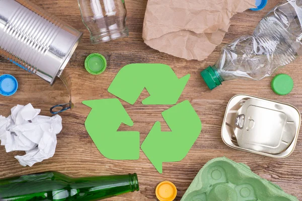 Ανακύκλωση Απορριμμάτων Όπως Γυαλί Πλαστικό Μέταλλο Και Χαρτί Εικόνα Αρχείου