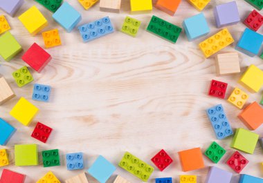 Ahşap ve plastik renkli bloklar üzerinde beyaz ahşap arka plan, kopya alanı ile üstten görünüm