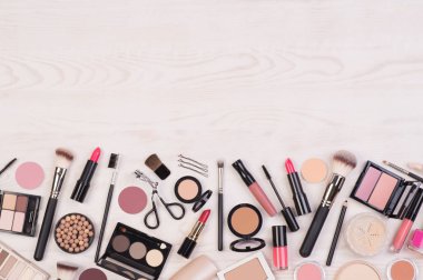 Makyaj kozmetik kaptırdın, ruj, beyaz, ahşap arka plan üzerinde maskara ve makyaj aksesuarları, kopya alanı ile üstten görünüm