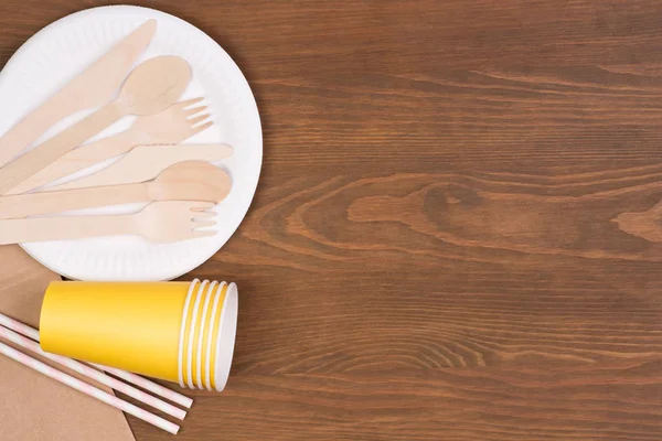 일회용 접시와 공간이있는 테이블에 칼붙이 — 스톡 사진