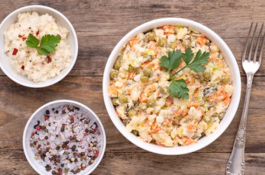 Sebze salatası da Rus salatası olarak bilinen, üst görünümü