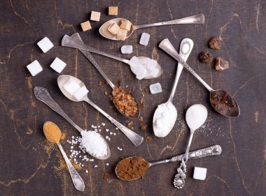 Koyu ahşap arka plan üzerinde eski kaşıkşeker çeşitli