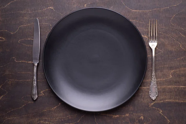 어두운 테이블에 접시와 상단보기 — 스톡 사진