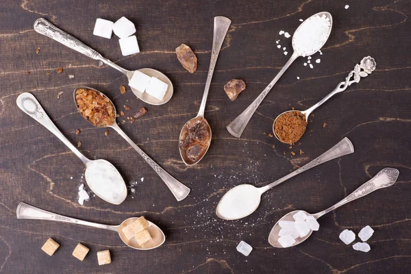 Différents Types Sucre Dans Vieilles Cuillères Sur Fond Bois Foncé — Photo