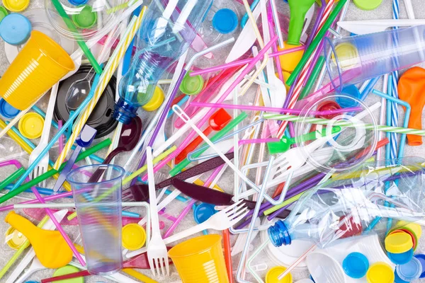 Objetos Descartáveis Plástico Uso Único Como Garrafas Copos Garfos Colheres — Fotografia de Stock