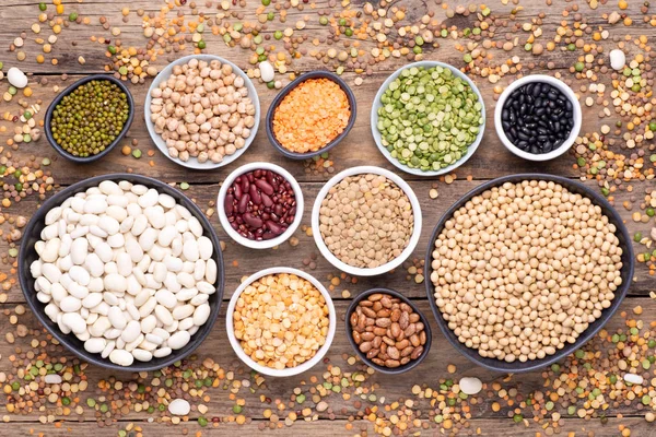 Legumes Mercimek Nohut Fasulye Çeşitleri Çeşitli Kaselerde Ahşap Arka Plan — Stok fotoğraf