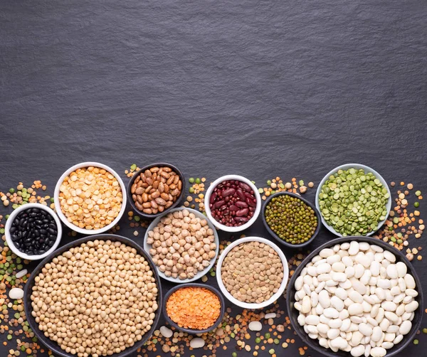 Legumes Mercimek Nohut Fasulye Çeşitleri Çeşitli Kaseler Üzerinde Siyah Taş — Stok fotoğraf