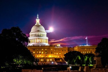 Washington 'daki Capitol Hill' deki mermer kubbeli hükümet binasının batı girişi. Kongre 'nin merkezi. Bulutlar ve dolunay var..