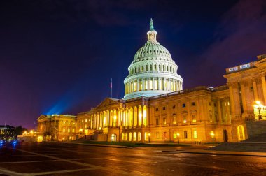 Yazın Washington DC 'de gece yarısı, ABD Kongre Binası' nın doğu tarafındaki alışveriş merkezini ve mermer kubbeyi mimari aydınlatacak.