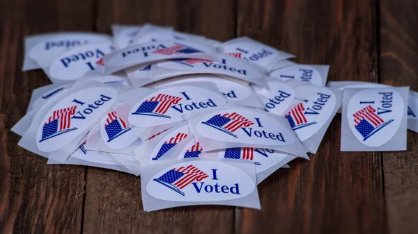 Montón Pegatinas Rojas Blancas Azules Para Votantes Sientan Una Mesa —  Fotos de Stock