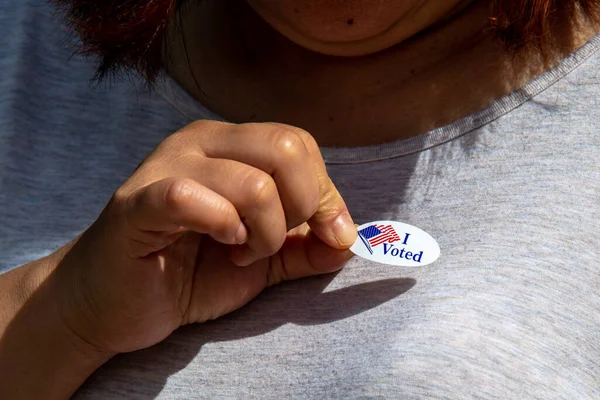 Vrouwelijke Kiezer Plaatst Rood Wit Blauw Ovaal Gekozen Sticker Shirt — Stockfoto