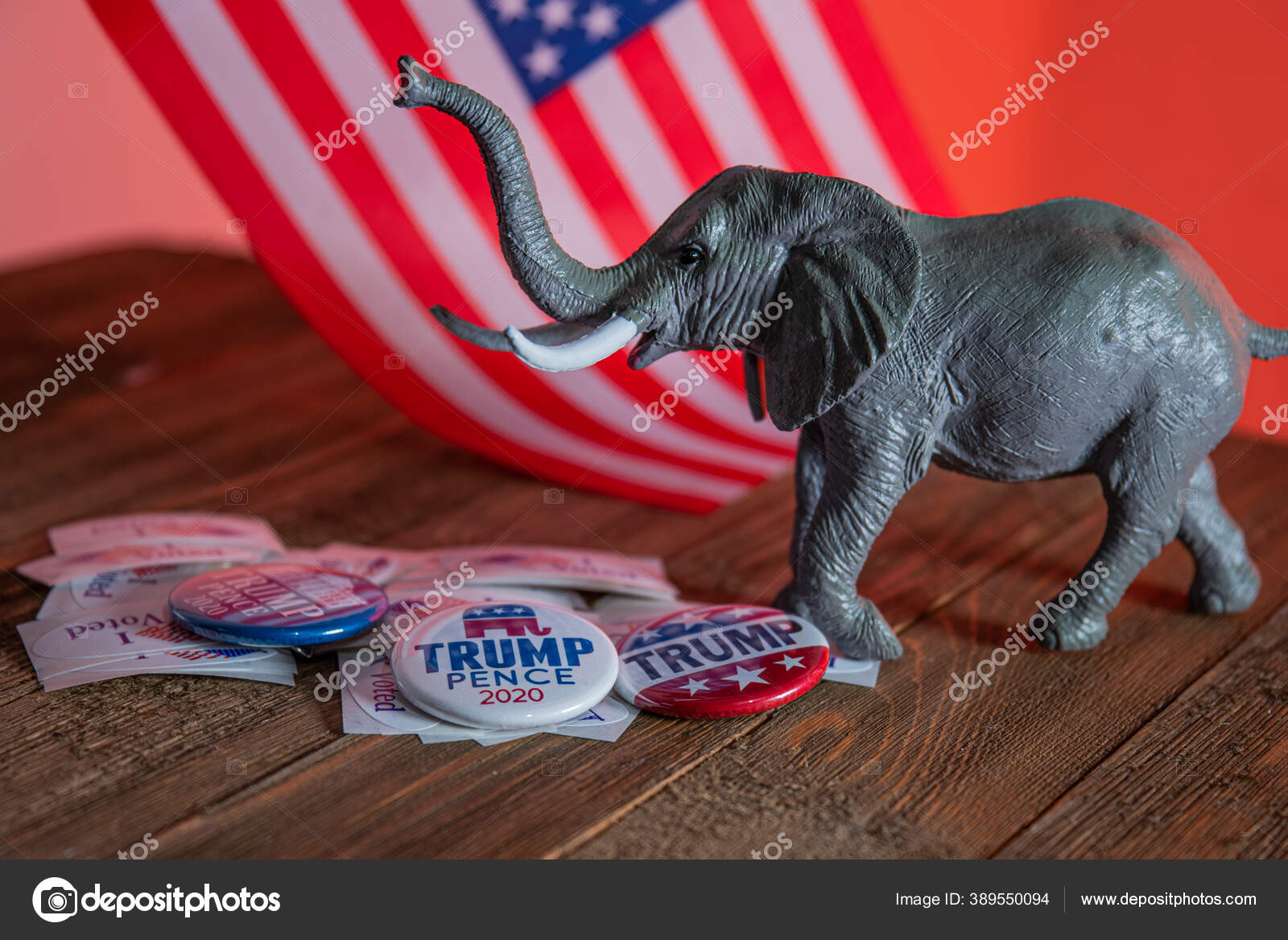 华盛顿特区年7月4日唐纳德特朗普和迈克彭斯竞选按钮上的我投票的是印有玩具共和党共和大象和美国国旗的贴纸象征年总统选举的背景