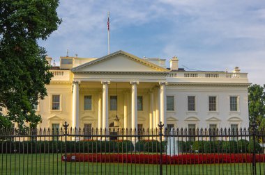 Beyaz Saray 'ın ön girişinde gün doğumu ışığı, başkanlık konutu ve Washington' daki Amerika Birleşik Devletleri Başkanı 'nın yürütme ofisi..