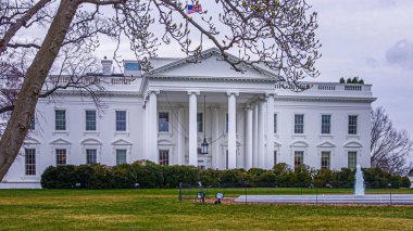 Washington DC 'deki Beyaz Saray' ın ana girişinin ön planında fıskiye ve demir güvenlik çiti var.