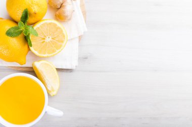Zencefilli limon çayı. Beyaz ahşap bir masada. Üst Görünüm, kopyalama alanı ile.