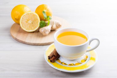 Zencefilli limon çayı. Beyaz ahşap bir masada.